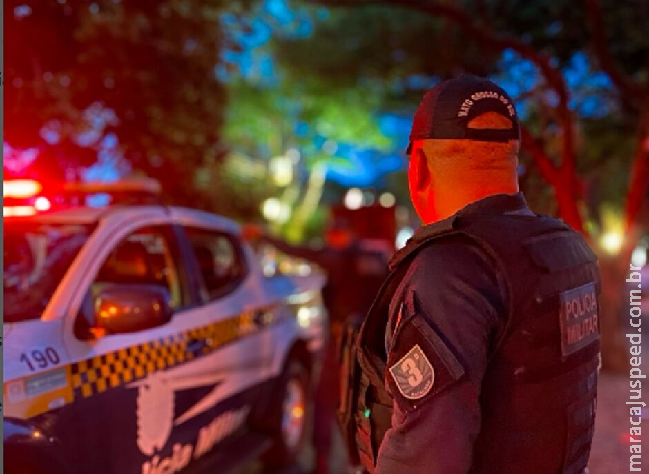 Perseguição policial termina em batida em portão, morte de cão e motorista baleado no São Francisco Perseguição policial termina em batida em portão, morte de cão e motorista baleado no São Francisco