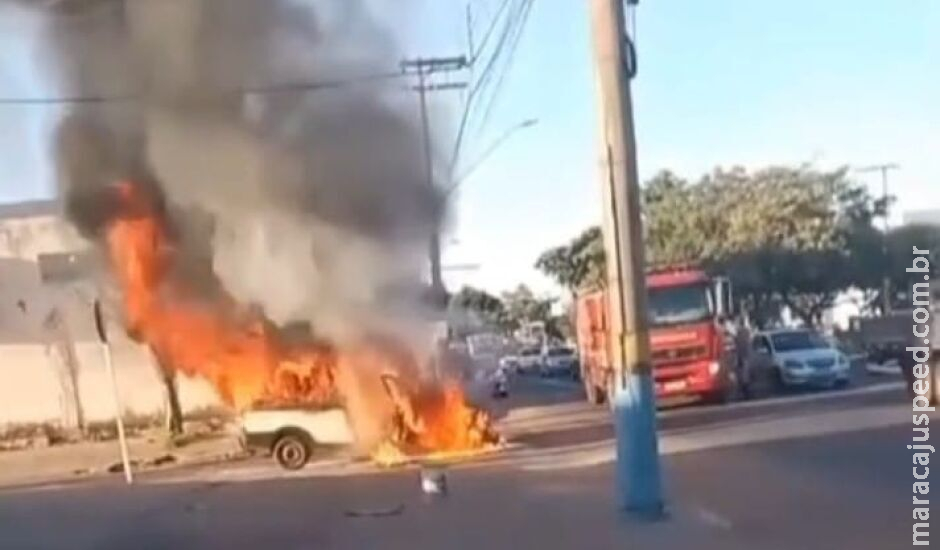 Picape de empresa pega fogo em meio a rua e assusta trabalhador em Três Lagoas