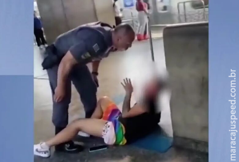 Policial agride mulher em estação de metrô em São Paulo Policial agride mulher em estação de metrô em São Paulo
