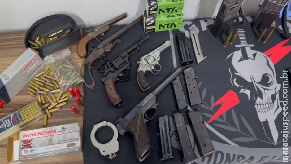 Policial aposentado e comerciante do camelódromo são presos por venda ilegal de armas