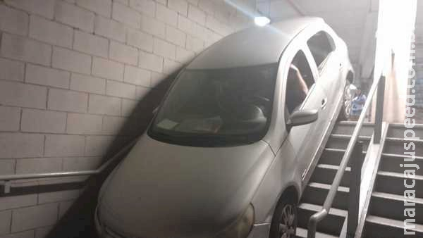 Torcedor do Cruzeiro erra saída e desce escada com carro no Mineirão