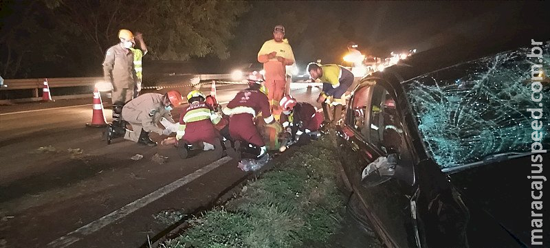 Trabalhador que estava retirando cone de rodovia é atropelado e tem pernas quebradas em Dourados