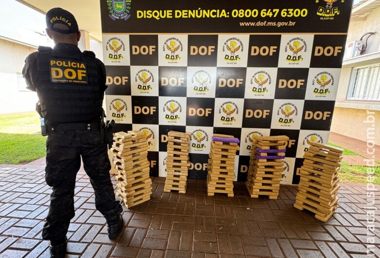 Traficantes batem contra poste durante perseguição e polícia encontra maconha em veículo