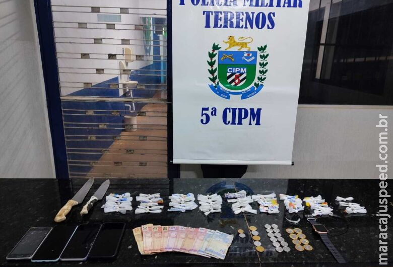 Traficantes são presos por manterem homem em cárcere privado por dívida de drogas Traficantes são presos por manterem homem em cárcere privado por dívida de drogas
