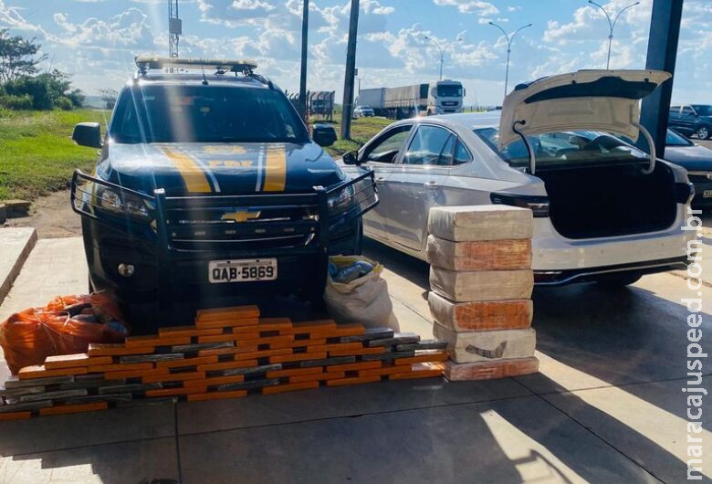 Traficantes tentam fugir a pé após abandonar veículo com drogas, mas são presos pela polícia Traficantes tentam fugir a pé após abandonar veículo com drogas, mas são presos pela polícia