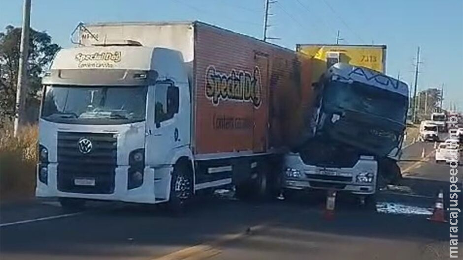 Três caminhões engavetam em acidente no macroanel de Campo Grande; trânsito está lento Três caminhões engavetam em acidente no macroanel de Campo Grande; trânsito está lento