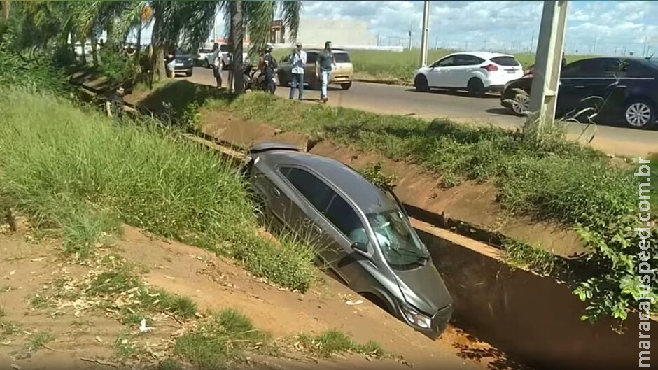 Acidente entre 4 carros deixa feridos e veículo para dentro de córrego em Chapadão do Sul Acidente entre 4 carros deixa feridos e veículo para dentro de córrego em Chapadão do Sul