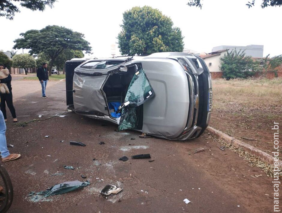 Acidente entre três veículos deixa caminhonete destruída em capotamento em Caarapó Acidente entre três veículos deixa caminhonete destruída em capotamento em Caarapó