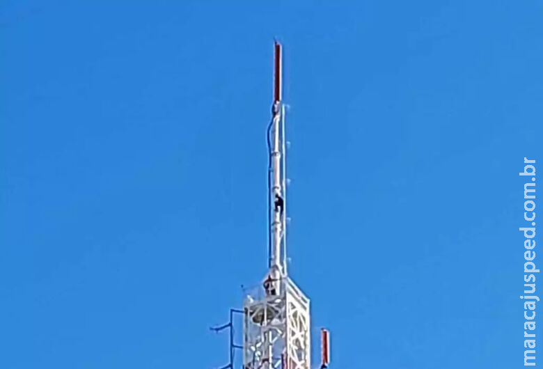 Após escalar torre de TV de 120m, homem é resgatado pelos bombeiros Após escalar torre de TV de 120m, homem é resgatado pelos bombeiros