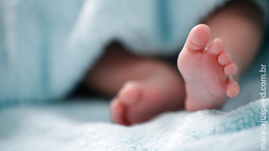 Bebê morre engasgado com próprio vômito e mãe acaba presa por maus-tratos na fronteira Bebê morre engasgado com próprio vômito e mãe acaba presa por maus-tratos na fronteira