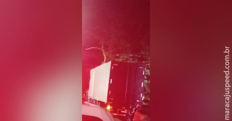 Caminhão enrosca em galhos de árvores e mobiliza bombeiros no Amambaí