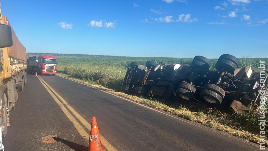 Caminhão tomba ao desviar de carreta quebrada na MS-276, em Anaurilândia