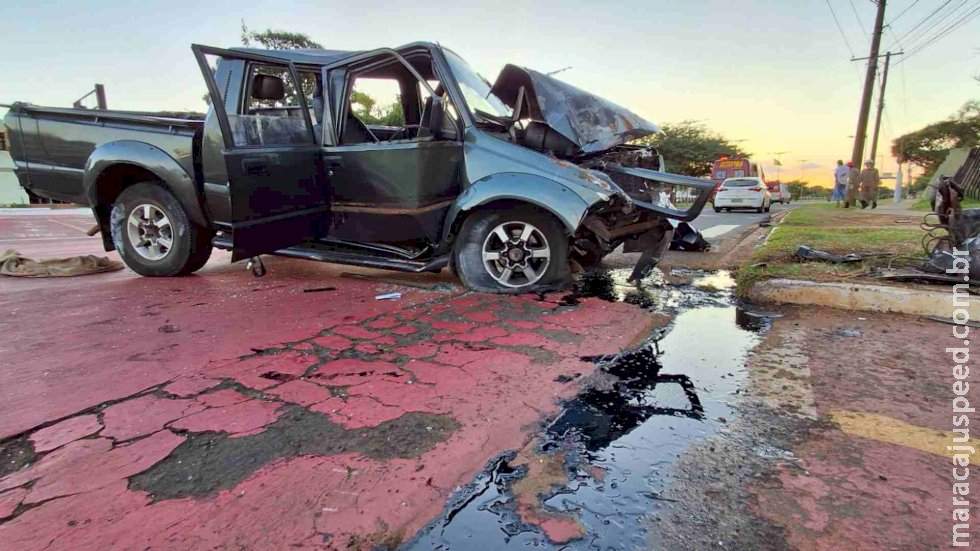 Caminhonete com 8 pessoas atinge poste em Campo Grande e vítimas ficam em estado grave