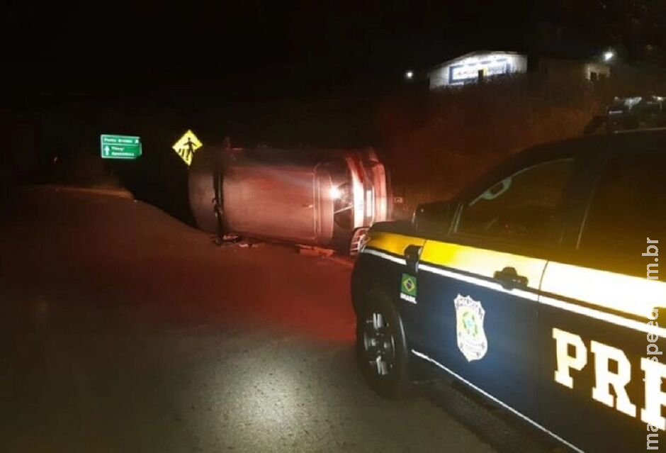 Caminhonete furtada em MS tomba com 1,5 toneladas de maconha no Paraná Caminhonete furtada em MS tomba com 1,5 toneladas de maconha no Paraná