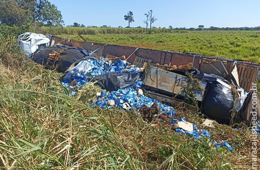 Carreta carregada com cerveja tomba na MS-276, entre Batayporã e Anaurilândia Carreta carregada com cerveja tomba na MS-276, entre Batayporã e Anaurilândia