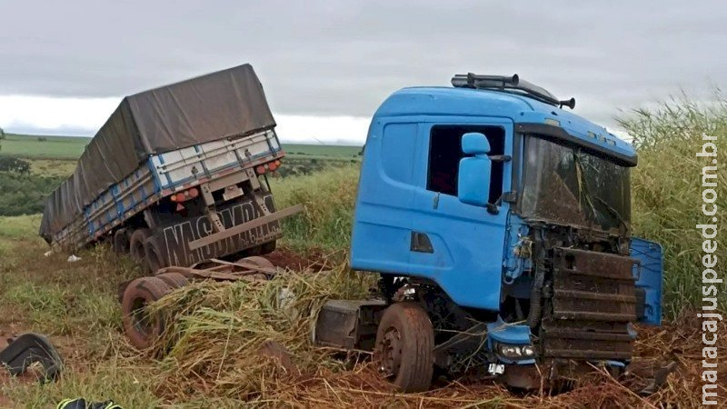 Carreta que tombou na MS-276 carregava crack escondido Carreta que tombou na MS-276 carregava crack escondido