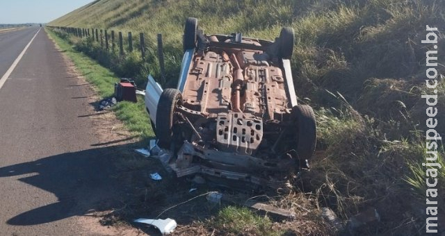 Carro capota às margens de rodovia e motorista foge em Anaurilândia