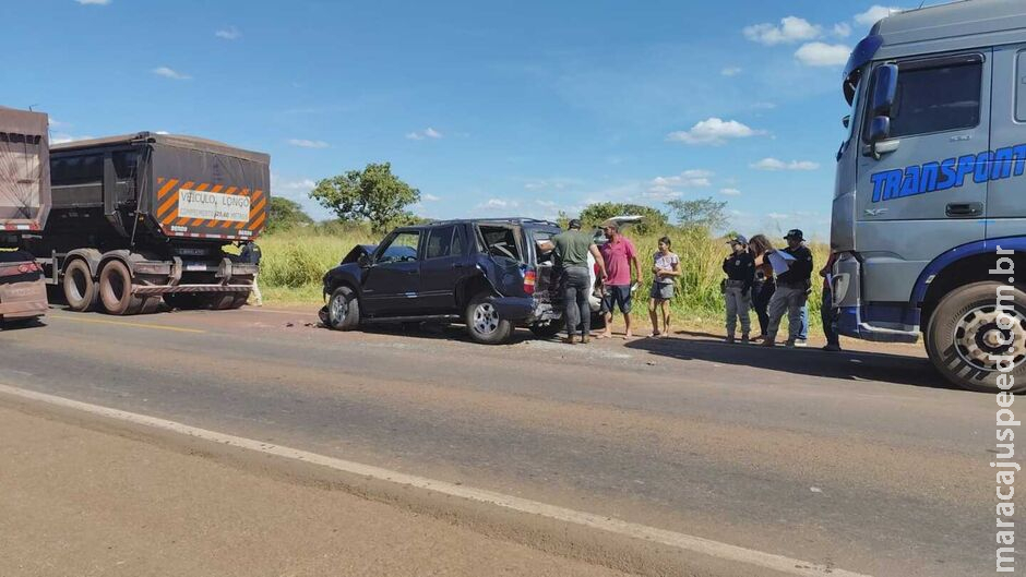 Carro de passeio é prensado por carretas na BR-262, em Campo Grande Carro de passeio é prensado por carretas na BR-262, em Campo Grande