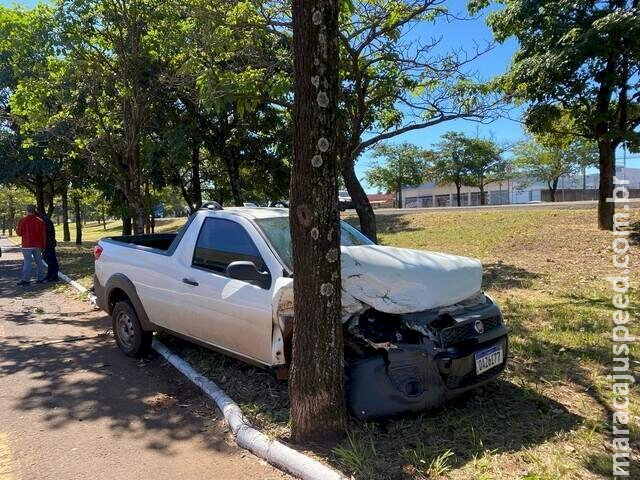 Carro é lançado contra árvore após colisão, em Campo Grande Carro é lançado contra árvore após colisão, em Campo Grande