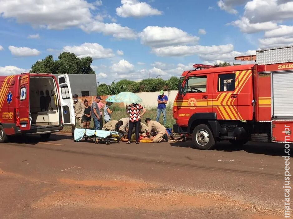 Ciclista é arremessado ao ser atropelado por carro Ciclista é arremessado ao ser atropelado por carro