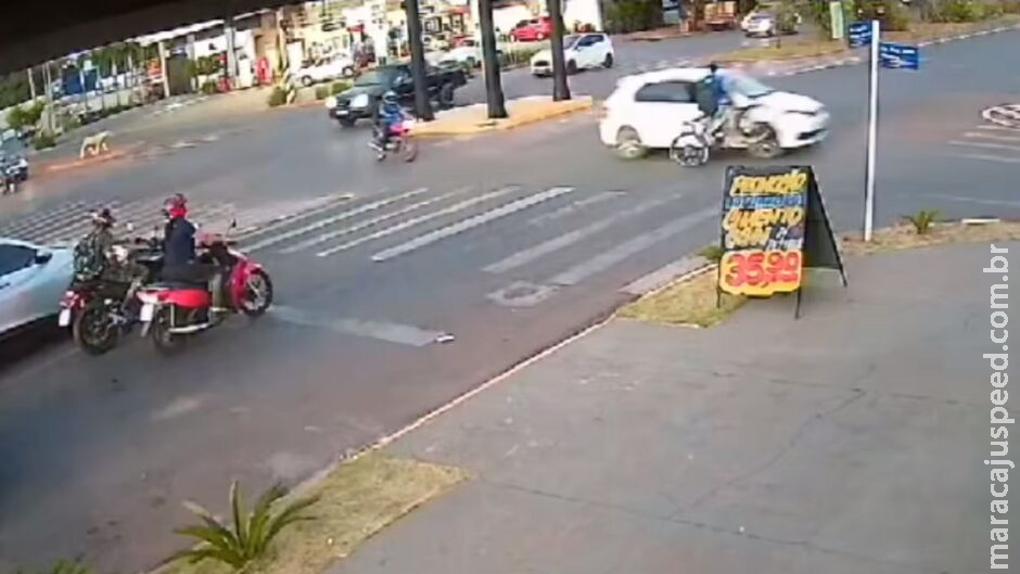 Ciclista passa no vermelho e atinge em cheio carro em cruzamento de Três Lagoas Ciclista passa no vermelho e atinge em cheio carro em cruzamento de Três Lagoas
