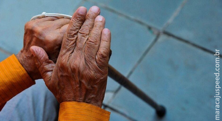 Debilitado, idoso é encontrado trancado em casa sem comida, água e luz no Jardim Anache