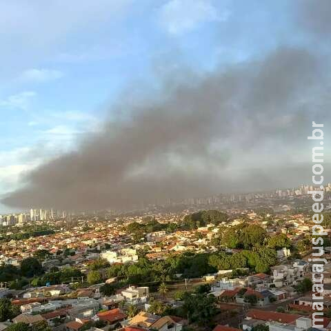 Depósito de pneus pega fogo e fumaça encobre céu em Campo Grande