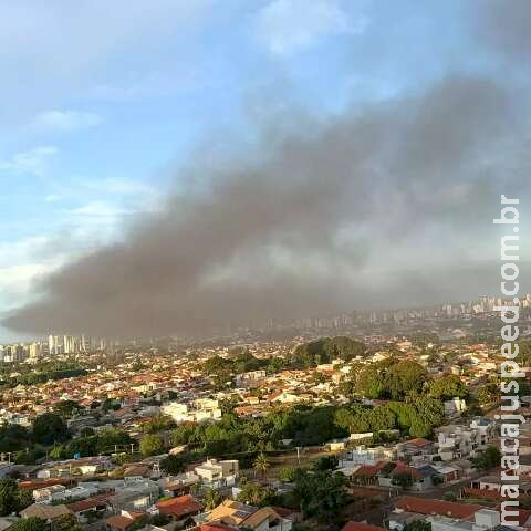 Depósito de pneus pega fogo e fumaça encobre céu em Campo Grande Depósito de pneus pega fogo e fumaça encobre céu em Campo Grande