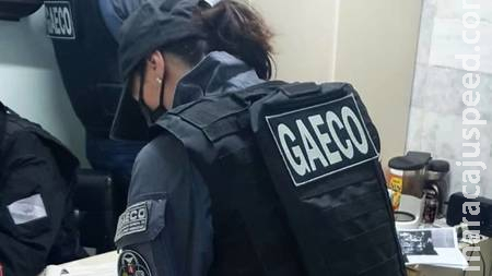Em busca de provas de assassinato, polícia vasculha casa de ex-prefeito Em busca de provas de assassinato, polícia vasculha casa de ex-prefeito