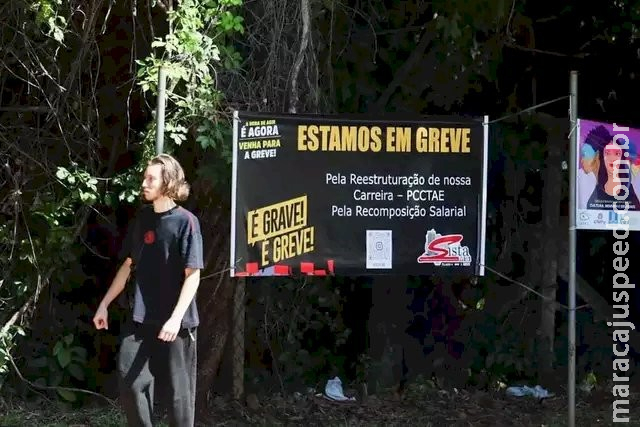 Em meio a greve, governo propõe aumento gradativo a professores Em meio a greve, governo propõe aumento gradativo a professores