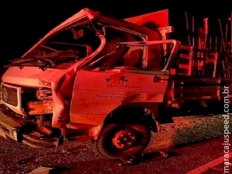 Ex-vereador fica ferido após bater caminhão em retroescavadeira parada na MS-473 Ex-vereador fica ferido após bater caminhão em retroescavadeira parada na MS-473