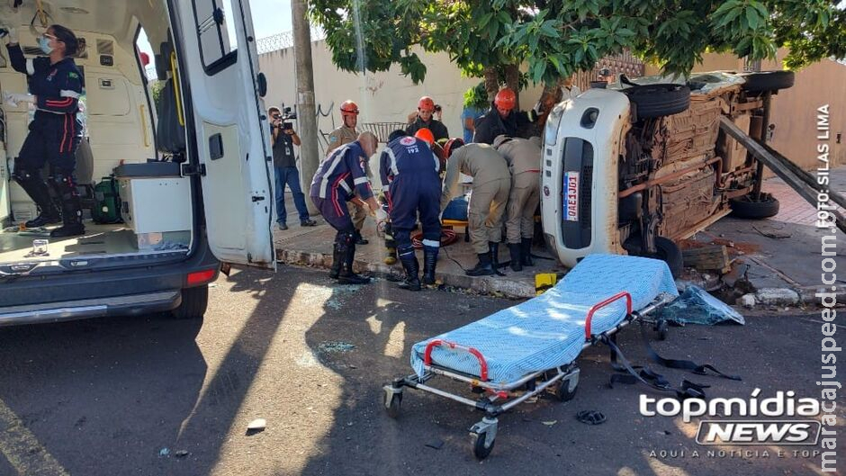Fiorino tomba e mulher fica presa nas ferragens em acidente no Tiradentes Fiorino tomba e mulher fica presa nas ferragens em acidente no Tiradentes