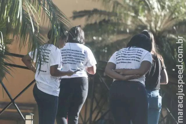 Frase em camiseta revela tristeza da família de menina morta por engano na Capital Frase em camiseta revela tristeza da família de menina morta por engano na Capital