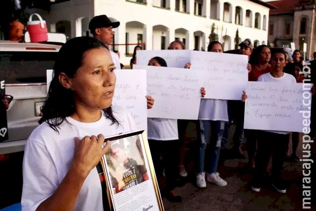 Grupo faz protesto em busca de respostas sobre morte de soldado em Bela Vista