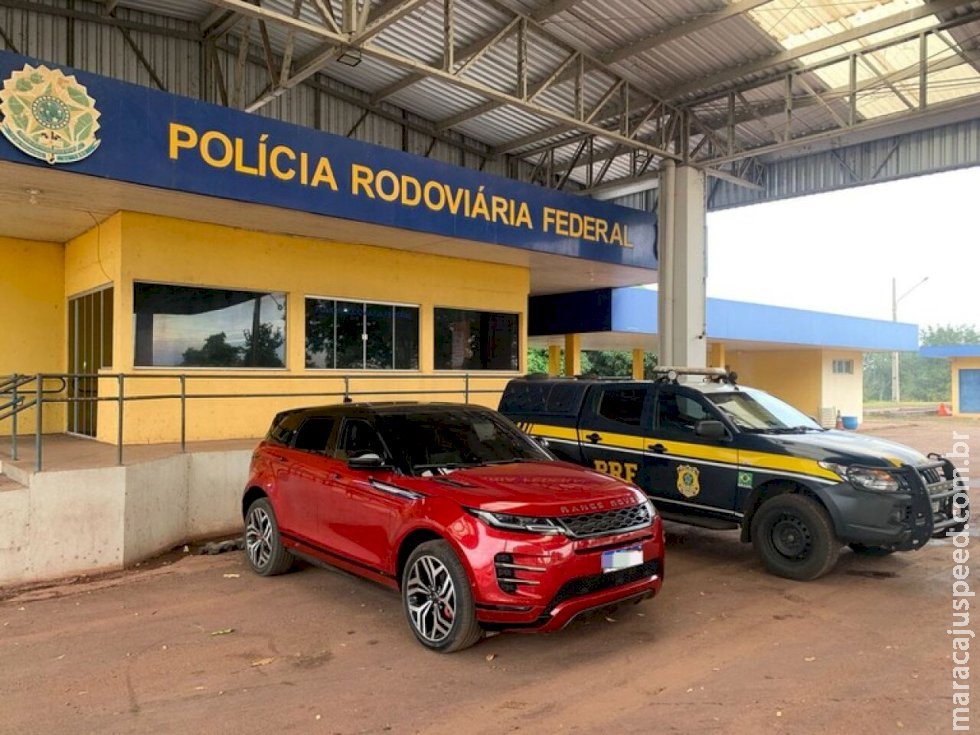 Homem é preso na frente de namorada e criança conduzindo carro de luxo roubado Homem é preso na frente de namorada e criança conduzindo carro de luxo roubado