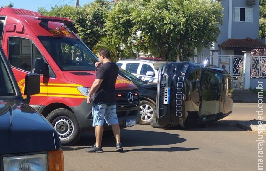 Jeep tomba após forte colisão com carro em cruzamento de Nova Andradina