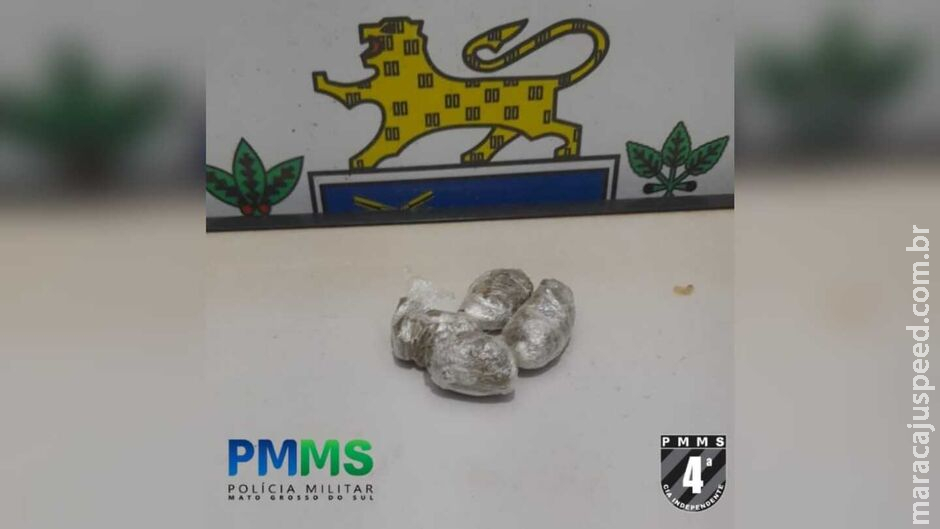 Jovem é flagrado com drogas em ônibus de transporte de pacientes para atendimento médico Jovem é flagrado com drogas em ônibus de transporte de pacientes para atendimento médico
