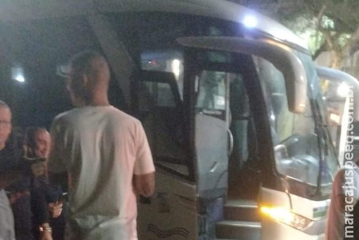 Ladrão tenta assaltar ônibus que transportava 28 PMs e morre baleado Ladrão tenta assaltar ônibus que transportava 28 PMs e morre baleado