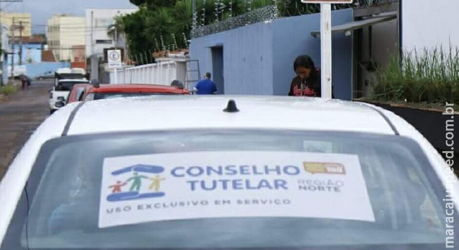 Mãe abandona crianças dormindo em residência em Jardim Mãe abandona crianças dormindo em residência em Jardim