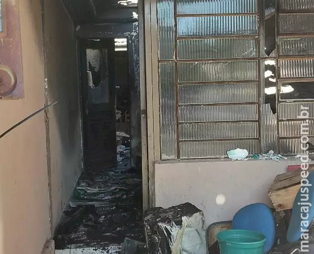 Morador é intubado após ser espancado por grupo e ter casa incendiada na Capital Morador é intubado após ser espancado por grupo e ter casa incendiada na Capital