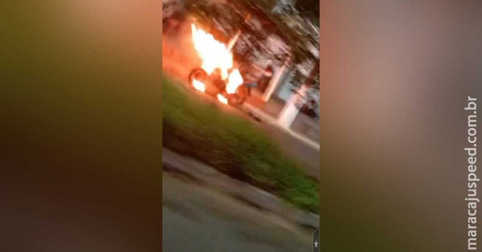 Moradores flagram motocicleta em chamas em Ponta Porã