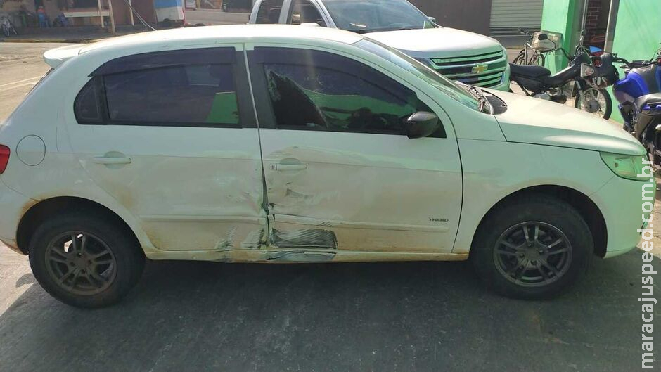 Motociclista bate em lateral de carro e fica ferida em Costa Rica Motociclista bate em lateral de carro e fica ferida em Costa Rica