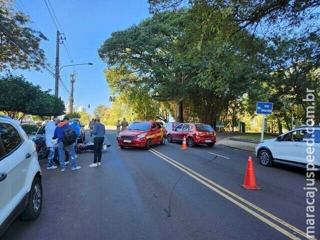 Motociclista bate em viatura dos bombeiros Motociclista bate em viatura dos bombeiros