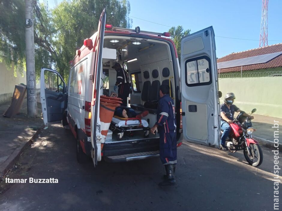 Motociclista não vê seta, bate em carro da frente e fica ferido na Vila Planalto