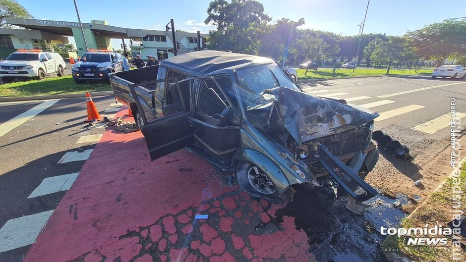 Motorista da caminhonete que capotou na Duque de Caxias estava bêbado e não possui habilitação