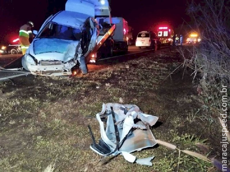 Motorista morre após colidir veículo em caminhão carregado de pintinhos Motorista morre após colidir veículo em caminhão carregado de pintinhos