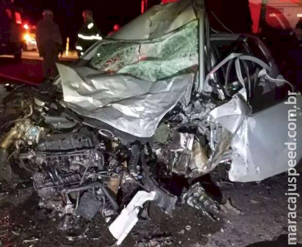 Motorista morre em carro completamente destruído após bater de frente com Scania entre Campo Grande e Santa Rita do Pardo Motorista morre em carro completamente destruído após bater de frente com Scania entre Campo Grande e Santa Rita do Pardo