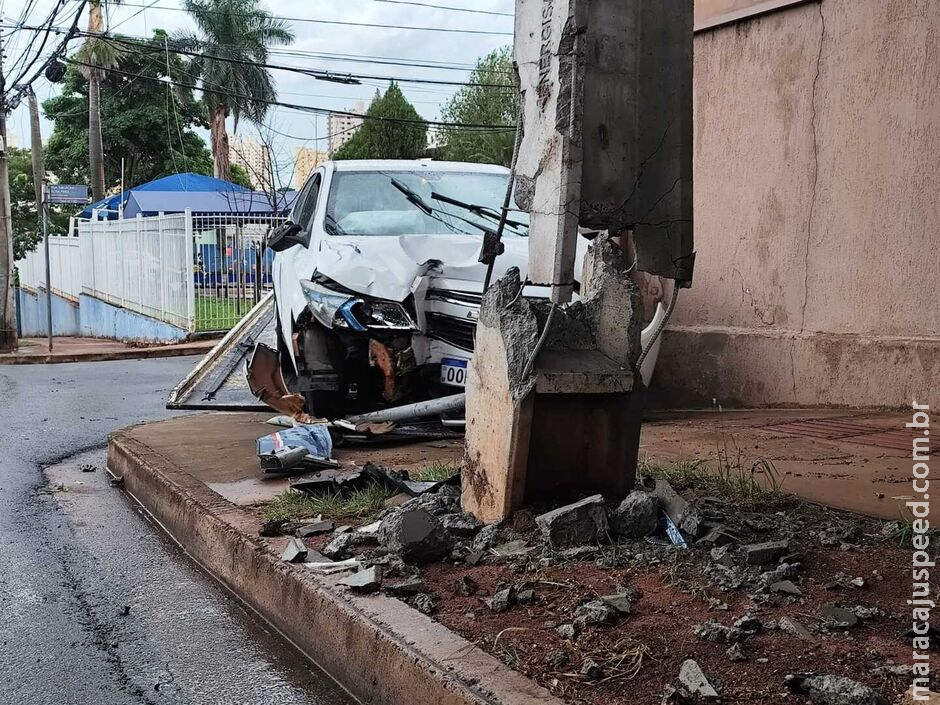 Motorista sofre grave batida e deixa carro e poste destruídos no Jardim São Bento Motorista sofre grave batida e deixa carro e poste destruídos no Jardim São Bento