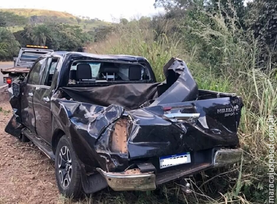 Motorista tenta desviar de cachorro e capota caminhonete em Paraíso das Águas Motorista tenta desviar de cachorro e capota caminhonete em Paraíso das Águas