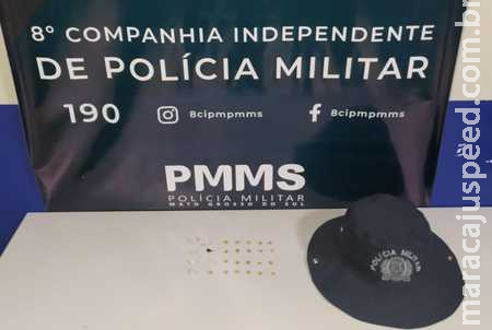 Mulher é Presa em Flagrante com Drogas Durante Patrulhamento Policial Mulher é Presa em Flagrante com Drogas Durante Patrulhamento Policial
